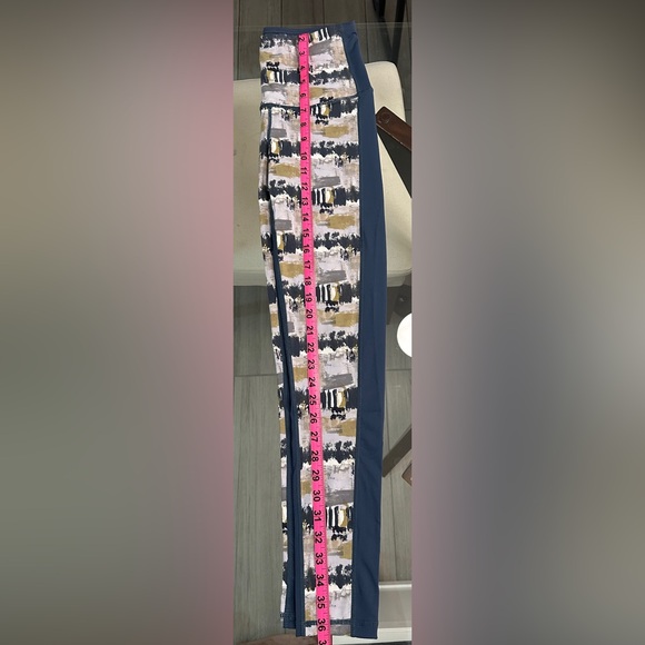 MONO B Leggings Women's size Small Abstract Print on the Front & Solid Blue back - Picture 11 of 11